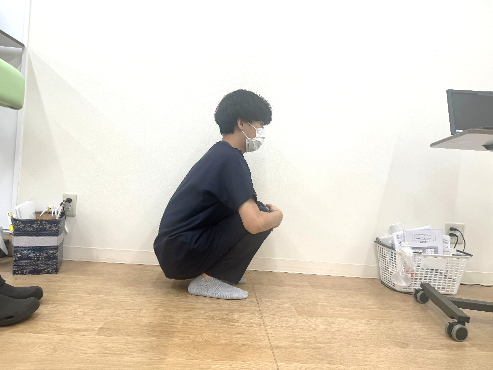 野球肘のチェックポイントD)しゃがみ動作