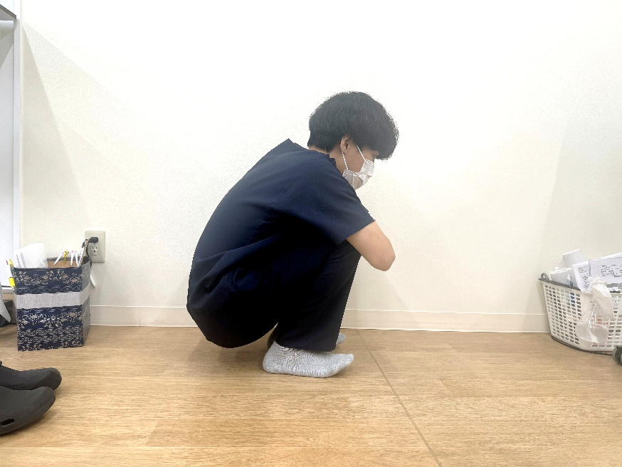 野球肘のチェックポイントD)しゃがみ動作